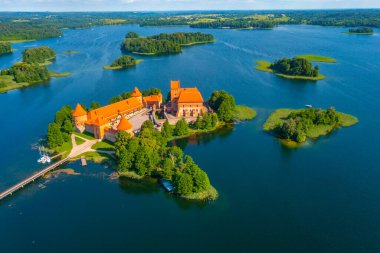 Litvanya 'daki Galve Gölü' ndeki Trakai kalesinin hava görüntüsü.