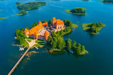 Litvanya 'daki Galve Gölü' ndeki Trakai kalesinin hava görüntüsü.