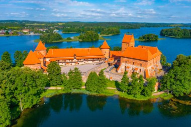 Litvanya 'daki Galve Gölü' ndeki Trakai kalesinin hava görüntüsü.