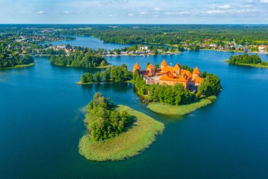 Litvanya 'daki Galve Gölü' ndeki Trakai kalesinin hava görüntüsü.