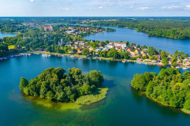 Litvanya 'daki Galve Gölü' ndeki Trakai şatosu ve köyünün panorama manzarası.