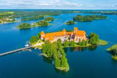 Litvanya 'daki Galve Gölü' ndeki Trakai kalesinin hava görüntüsü.
