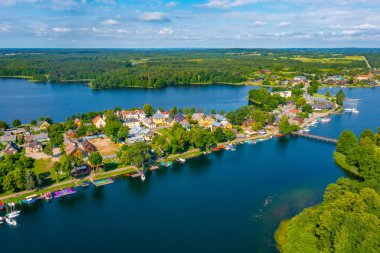 Litvanya 'daki Galve Gölü' ndeki Trakai köyünün Panorama manzarası.