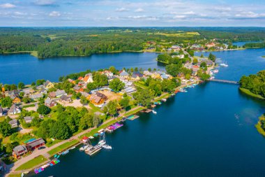 Litvanya 'daki Galve Gölü' ndeki Trakai köyünün Panorama manzarası.