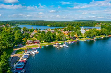 Litvanya 'daki Galve Gölü' ndeki Trakai köyünün Panorama manzarası.