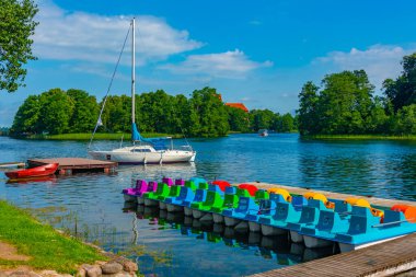 Litvanya, Trakai yakınlarındaki Galve gölünde kiralık tekneler..