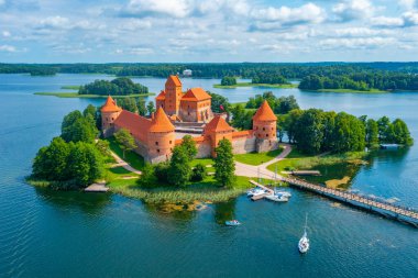 Litvanya 'daki Galve Gölü' ndeki Trakai kalesinin hava görüntüsü.