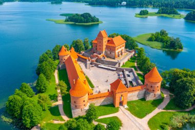 Litvanya 'daki Galve Gölü' ndeki Trakai kalesinin hava görüntüsü.