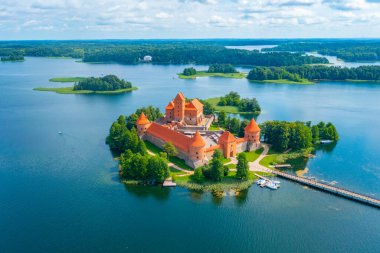 Litvanya 'daki Galve Gölü' ndeki Trakai kalesinin hava görüntüsü.