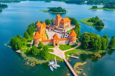 Litvanya 'daki Galve Gölü' ndeki Trakai kalesinin hava görüntüsü.