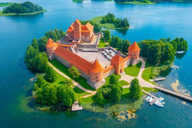 Litvanya 'daki Galve Gölü' ndeki Trakai kalesinin hava görüntüsü.