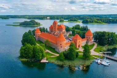 Litvanya 'daki Galve Gölü' ndeki Trakai kalesinin hava görüntüsü.
