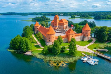 Litvanya 'daki Galve Gölü' ndeki Trakai kalesinin hava görüntüsü.