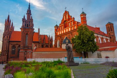 Litvanya, Vilnius 'taki St. Anne Kilisesi' nin gün batımı manzarası.