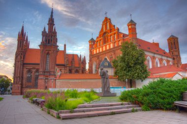 Litvanya, Vilnius 'taki St. Anne Kilisesi' nin gün batımı manzarası.