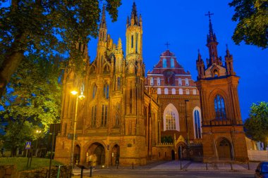 Litvanya, Vilnius 'taki St. Anne Kilisesi' nin gün batımı manzarası.