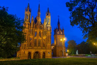 Litvanya, Vilnius 'taki St. Anne Kilisesi' nin gün batımı manzarası.