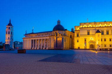 Grandük Sarayı 'nın ve Litvanya Vilnius Katedrali' nin gece manzarası..