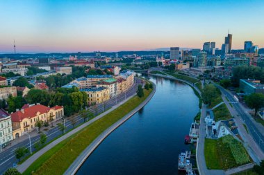 Litvanya, Vilnius 'taki Neris nehrinin gün doğumu manzarası..