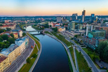 Litvanya, Vilnius 'taki Neris nehrinin gün doğumu manzarası..
