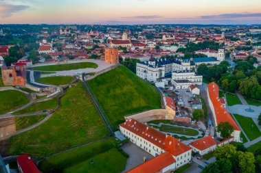 Litvanya 'nın başkenti Vilnus' taki Gediminas kalesinin Panorama manzarası.