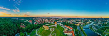 Litvanya 'nın başkenti Vilnus' taki Gediminas kalesinin Panorama manzarası.