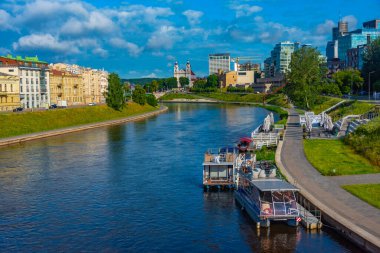 Litvanya, Vilnius 'taki Neris Nehri' nin nehir manzarası...