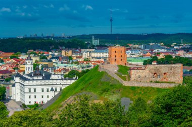 Arkasında Litvanya başkenti vilnius olan Gediminas kalesinin havadan görünüşü..