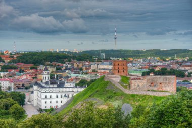 Arkasında Litvanya başkenti vilnius olan Gediminas kalesinin havadan görünüşü..