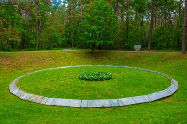 Litvanya 'daki Paneriai' de Ponary katliamı sırasında cesetleri yakmak için kazılmış bir çukur..