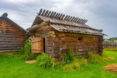 Litvanya 'nın Kernave kentindeki Viking çağından kalma yeniden inşa edilmiş kereste köyü..
