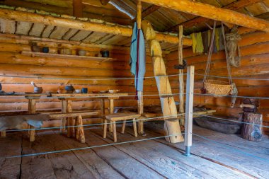 Litvanya 'nın Kernave kentindeki Viking çağından kalma yeniden inşa edilmiş kereste köyü..