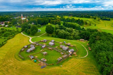 Litvanya 'nın Kernave kentindeki Viking çağından kalma yeniden inşa edilmiş kereste köyü..