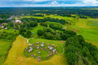 Litvanya 'nın Kernave kentindeki Viking çağından kalma yeniden inşa edilmiş kereste köyü..