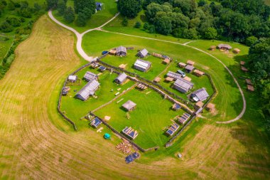 Litvanya 'nın Kernave kentindeki Viking çağından kalma yeniden inşa edilmiş kereste köyü..