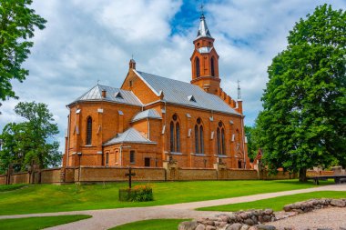 Kernave, Litvanya 'da kızıl bir kilise manzarası.