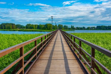 Birzai, Litvanya 'daki Sirvenos Gölü üzerindeki tahta köprü..