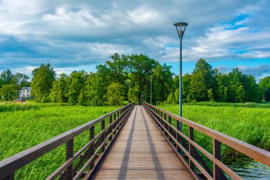 Birzai, Litvanya 'daki Sirvenos Gölü üzerindeki tahta köprü..