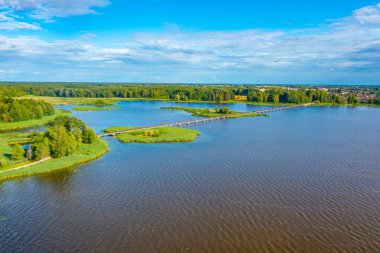 Birzai, Litvanya 'daki Sirvenos Gölü üzerindeki tahta köprü..