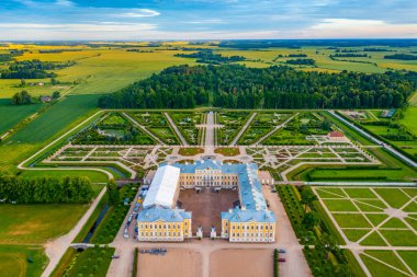 Letonya 'daki Rundale Sarayı Müzesi Panorama Manzarası.