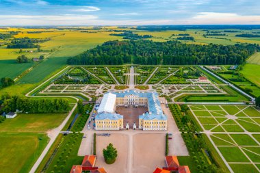 Letonya 'daki Rundale Sarayı Müzesi Panorama Manzarası.
