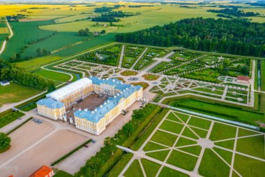 Letonya 'daki Rundale Sarayı Müzesi Panorama Manzarası.