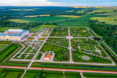 Letonya 'daki Rundale Sarayı Müzesi Panorama Manzarası.