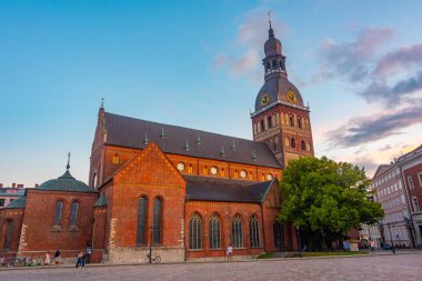 Letonya 'daki Riga katedralinin gün batımı manzarası..