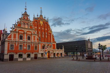 Letonya 'nın Riga kentindeki Ratslaukums Meydanı' nda, Siyah Kafalar Evi 'nde günbatımı...