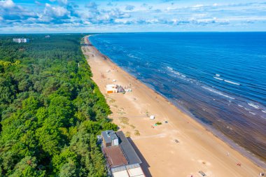 Letonya, Jurmala 'da bir plaj manzarası.