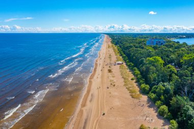 Letonya, Jurmala 'da bir plaj manzarası.