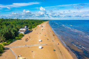Letonya, Jurmala 'da bir plaj manzarası.