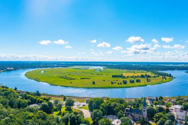 Letonya 'daki Lielupe nehrinin hava görüntüsü.