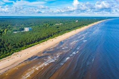 Letonya, Jurmala 'da bir plaj manzarası.